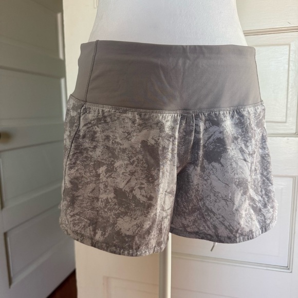 Lululemon Run Times Short II 4” Washed Marble Alpine White/Silverscreen– Size 6 - Picture 6 of 15